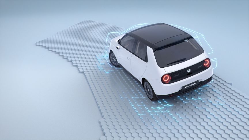 Zadní tříčtvrtinový pohled shora na model Honda e ve studiu