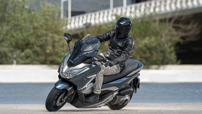 Muž jedoucí na motocyklu Honda
