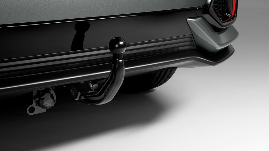 Detailní záběr na zadní část modelu Honda Civic 5D s odnímatelným tažným zařízením.