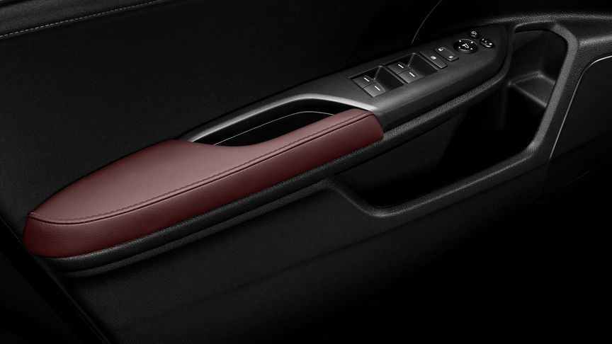 Detailní záběr na koženou kliku dveří modelu Honda Civic 5D.