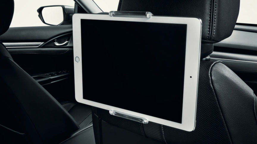 Pohled do interiéru modelu Honda Civic 5D s držákem tabletu.