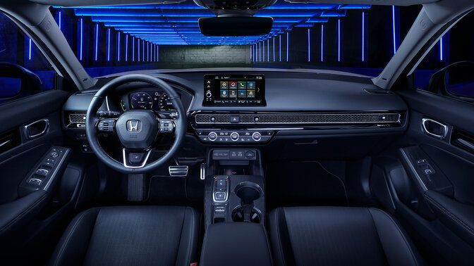 Detailní záběr na palubní desku v interiéru vozu Honda Civic e:HEV.