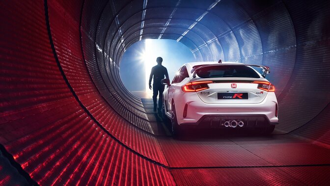Zadní tříčtvrtinový pohled na model Honda Civic Type R zaparkovaný v tunelu.