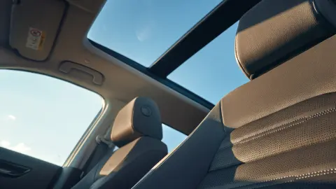Záběr na interiér modelu CR-V Hybrid SUV s panoramatickou prosklenou střechou