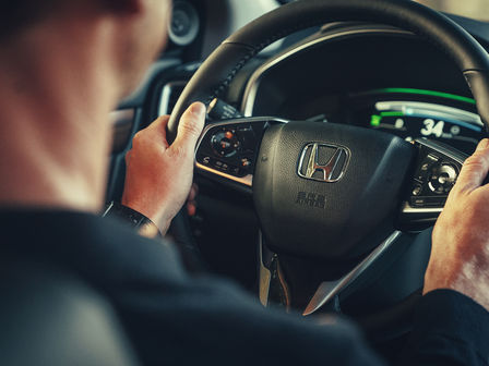 Detailní pohled na řidiče a volant automobilu Honda CR-V Hybrid