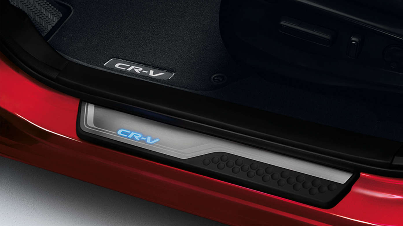 Detailní záběr na podsvícené obložení prahů modelu Honda CR-V Hybrid