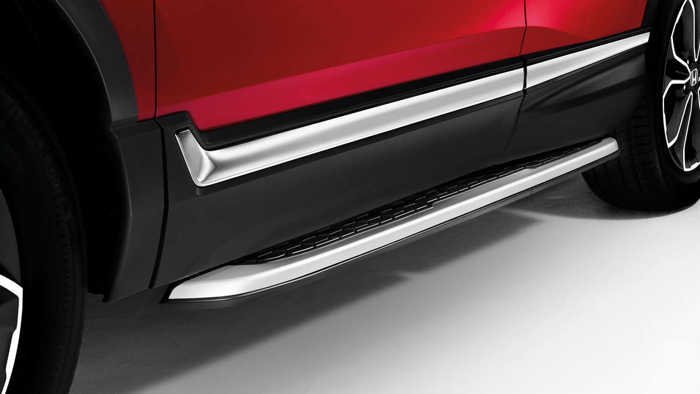 Detailní záběr černých stupaček prahů na modelu Honda CR-V Hybrid