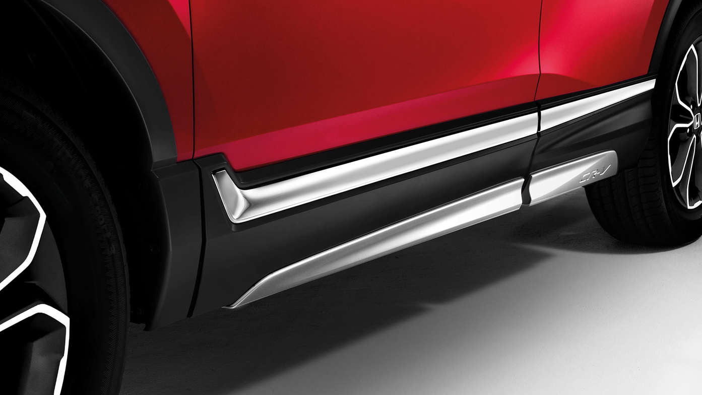 Detailní záběr spodní boční ozdobné lišty na modelu Honda CR-V Hybrid