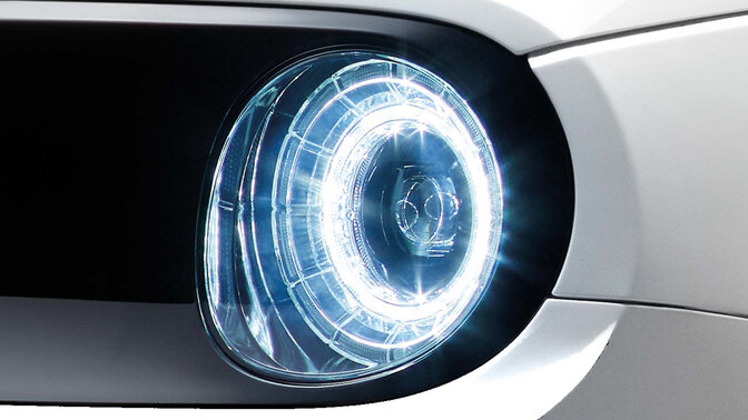 Detailní záběr na LED světlomety modelu Honda e.