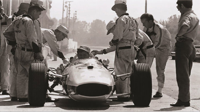 Soichiro Honda v rámci příprav na náš první závod Formule 1 v roce 1964 na Velké ceně Německa.