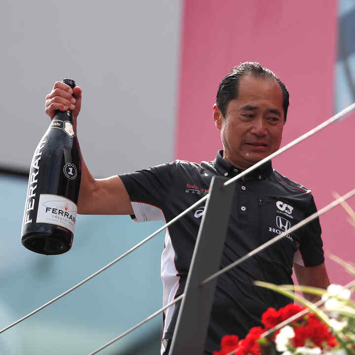 Toyoharu Tanabe s lahví šampaňského