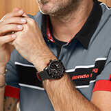Detailní záběr na náramkové hodinky na zápěstí muže.