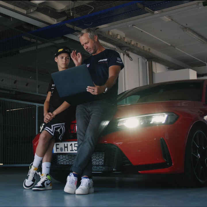 Tiago a Noah sedí na voze Honda Type R s aplikací LogR společnosti Honda