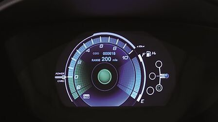 Detailní záběr přístrojů modelu Honda.