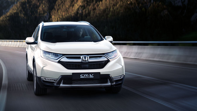 Přední pohled na model Honda CR-V jedoucí horskou oblastí