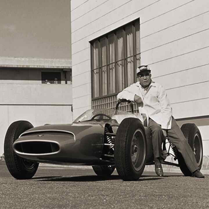 Historický snímek Soichira Hondy s prvním vozem Formule 1