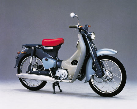 Boční pohled na motocykl Honda Super Cub