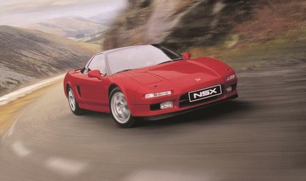 Přední tříčtvrtinový pohled na model Honda NSX, venkovní snímek