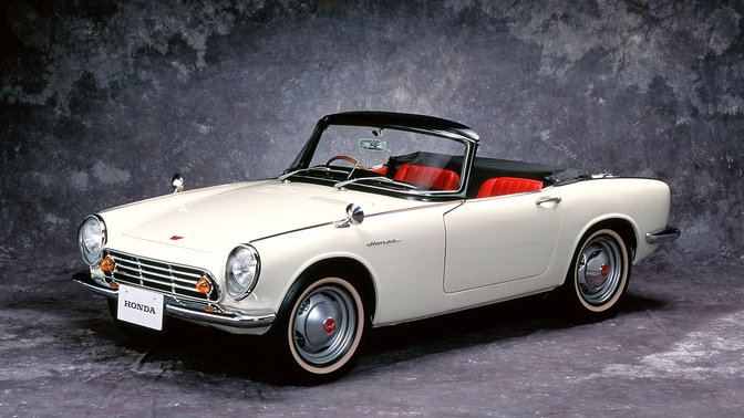 Přední tříčtvrtinový pohled na model Honda S500