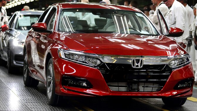 Přední tříčtvrtinový pohled na model Honda Accord na výrobní lince