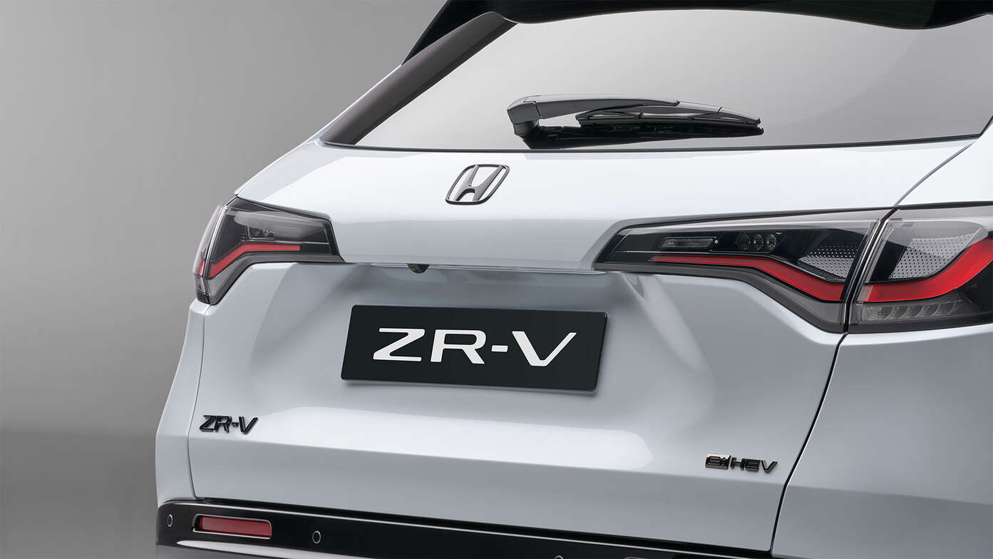 Tříčtvrtinový pohled zpředu na model ZR-V se sadou Black s emblémem