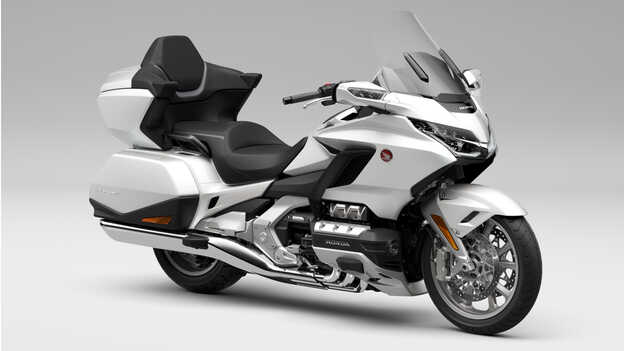 Boční pohled na model Honda Gold Wing Tour ve studiu.