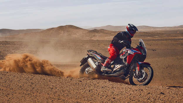 Figurant jedoucí na motocyklu CRF1100L Africa Twin v poušti