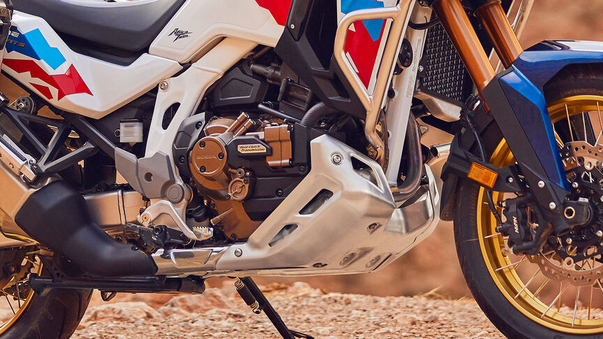 Přední tříčtvrtinový pohled na motocykl Honda CRF1100 Africa Twin Adventure Sports v horské oblasti