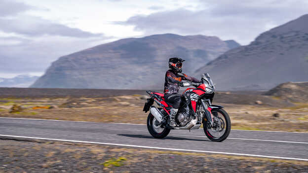 Africa Twin, přední poloprofil, s jezdcem na cestě