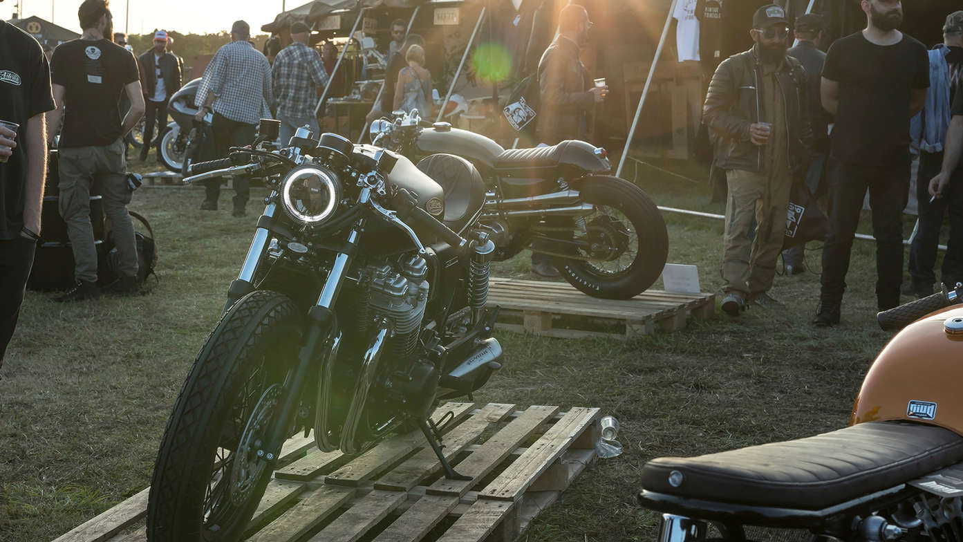 Přestavba stroje CB1100EX Hedo od společnosti South Garage.