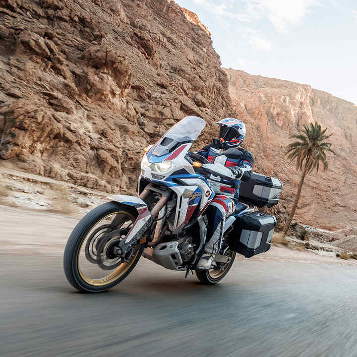 Model Africa Twin v terénu se sadou příslušenství Touring s jezdcem.