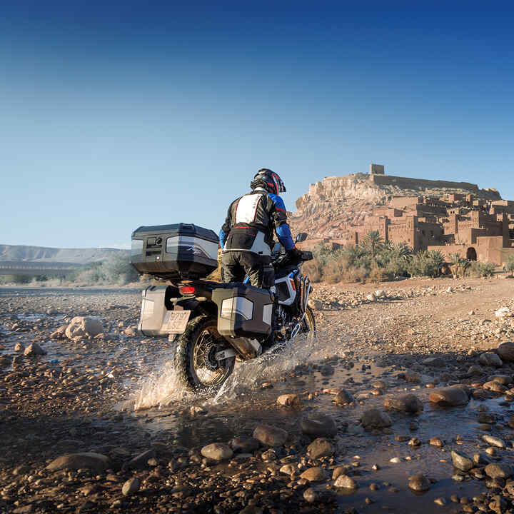 Pohled zezadu na jezdce na motocyklu CRF1100 ATAS s příslušenstvím Touring