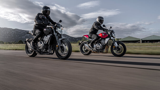 Honda C1000R, s jezdci, na silnici