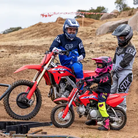 Honda CRF50F a CRF450F na trati v terénu