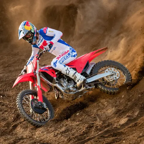 Honda CRF250R v terénu na trati