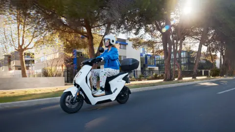 Honda EM1 e: v bílé barvě s horním boxem na silnici