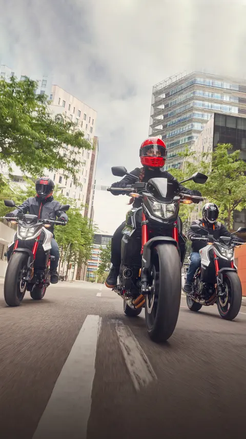 Honda CB750 Hornet na silnici v provedení s černobílými doplňky