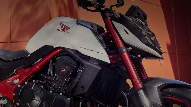 Detailní záběr na model Honda CB750 Hornet.