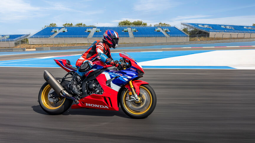 Honda CBR1000RR-R Fireblade SP – důraz na vysokoobrátkový řadový čtyřválcový motor s dílčími vačkami